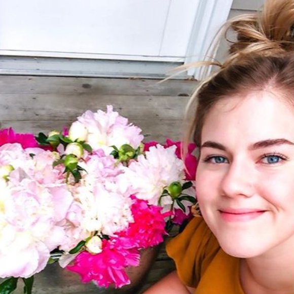 Meet your Posher, Mallory! - Picture 3 of 3